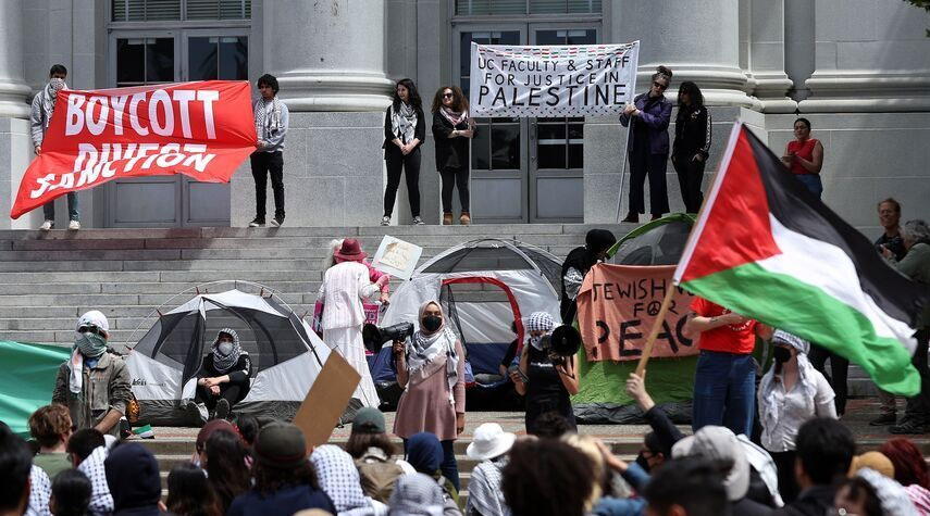 ارتفاع عدد المعتقلين من الطلاب المؤيدين للفلسطينيين في الولايات المتحدة إلى 900