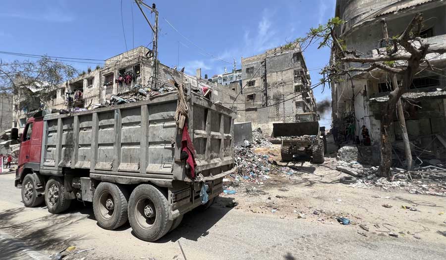 بلدية غزة تشرع حملة تنظيف النفايات للتخفيف عن الكارثة البيئية