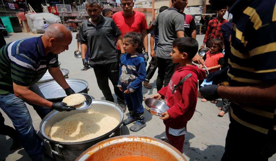 صور.. منظمة “المطبخ العالمي” توزع وجبات للنازحين في دير البلح بقطاع غزة
