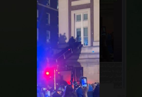 فيديو.. الشرطة الأمريكية تهشم نافذة قاعة هاملتون بجامعة كولومبيا لتعتقل الطلبة