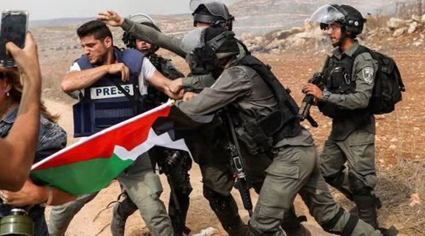 الاحتلال الصهيوني يواصل اعتقال 53 صحافيًا