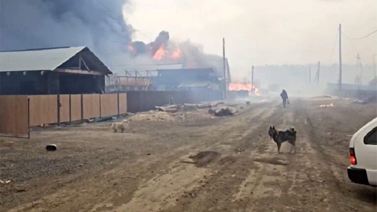 روسيا.. النيران تلتهم عشرات المنازل في ألومينشيك