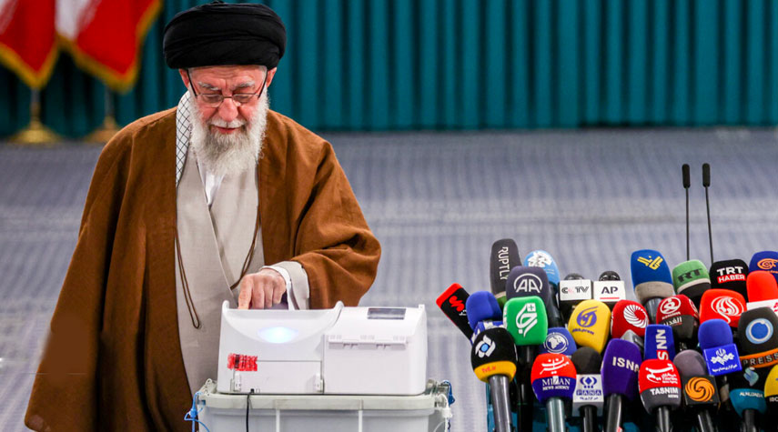 قائد الثورة يدلي بصوته في الجولة الثانية للإنتخابات البرلمانية