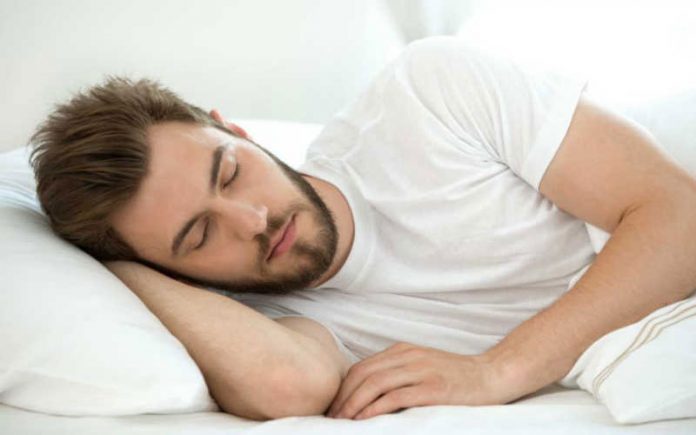 هل تؤثر وضعية النوم على صحة الإنسان؟