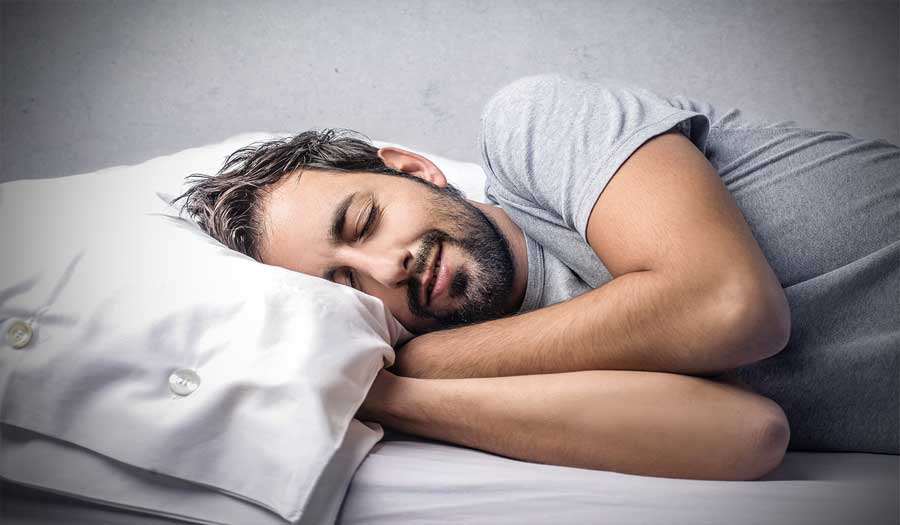 دراسة جديدة تكشف عن آثار النوم على الصحة الدماغية والجسدية