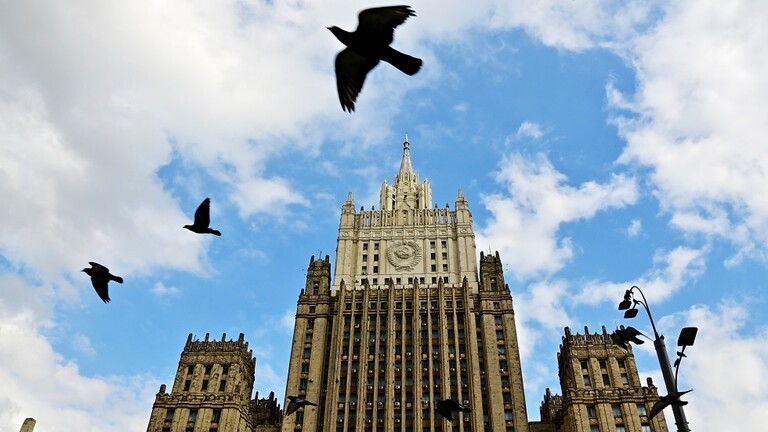 طرد الملحق العسكري في السفارة البريطانية لدى روسيا و"توعد بالمزيد"