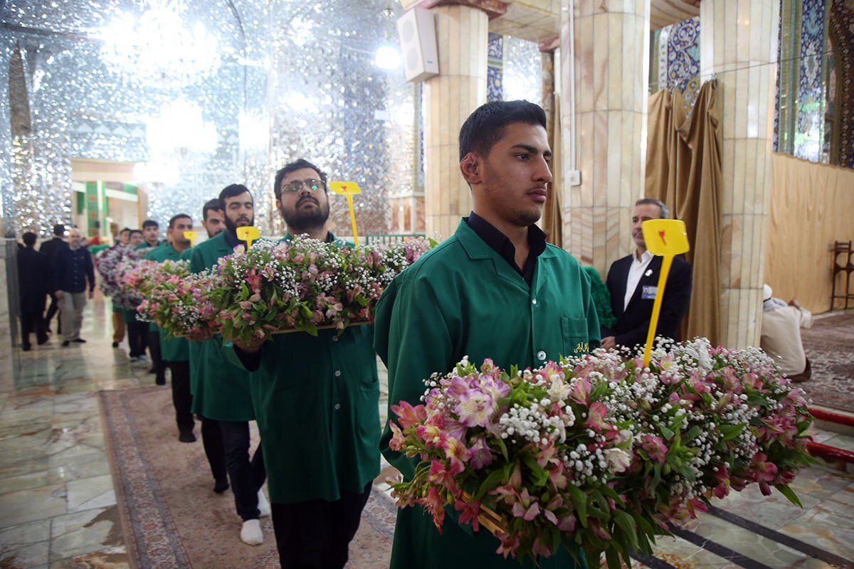 شاهد بالصور.. مرقد السيدة فاطمة المعصومة يتكلل بالزهور تيمنا بمولد الإمام الرضا(ع)