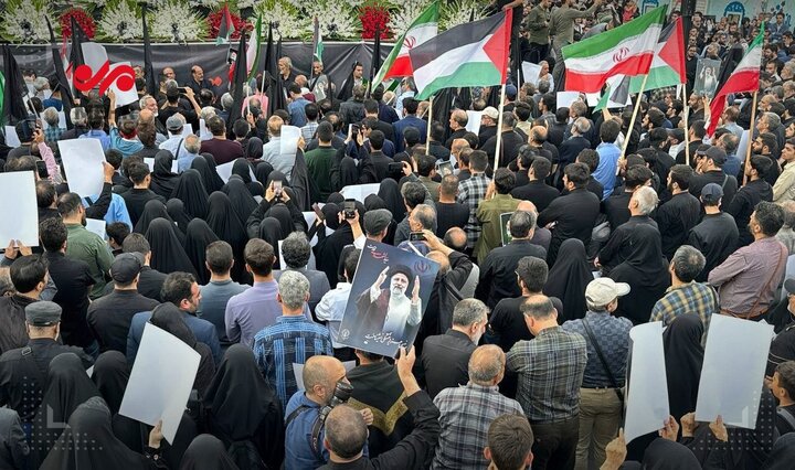 تجمعاً حاشداً في طهران تكريماً للشهيد رئيسي ورفاقه + فيديو