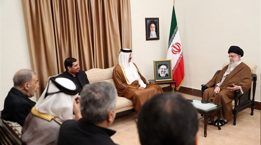 أمير قطر يلتقي قائد الثورة ويقدم تعازيه برحيل الرئيس الإيراني 