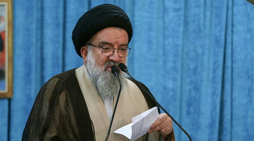 خطيب جمعة طهران: رسالة تشييع شهداء الخدمة هي شعبية النظام بين الشعب