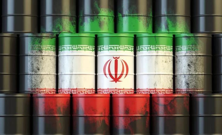 إيران تقر خطة لرفع إنتاجها النفطي