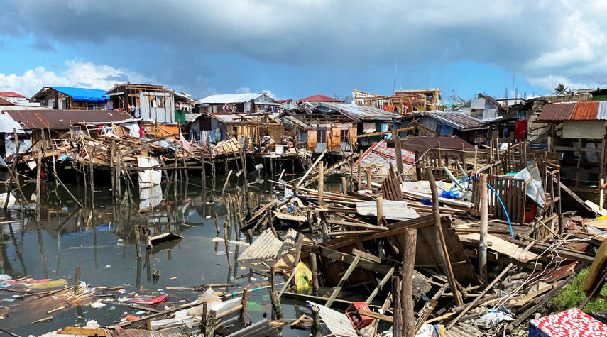 عاصفة قوية تضرب الفلبين وفرار الاف السكان