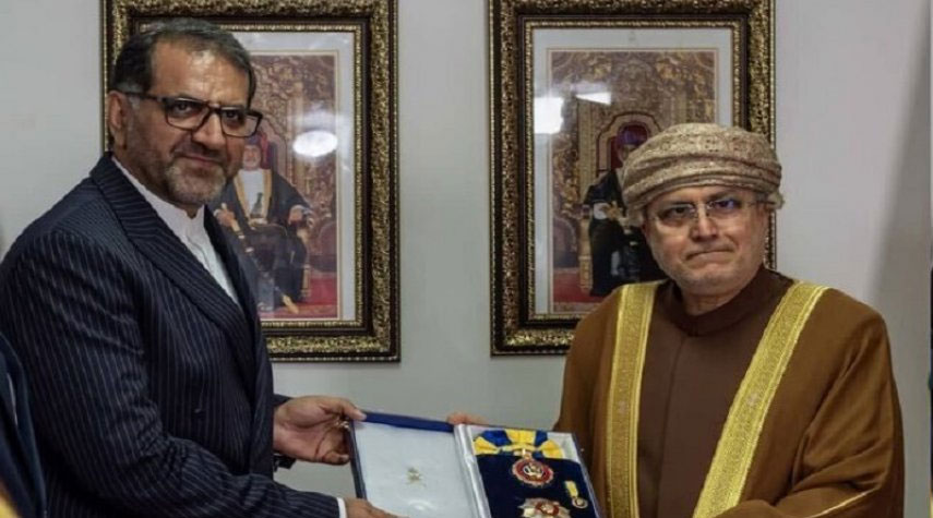 سلطان عمان يمنح سفير إيران السابق وساماً من الدرجة الأولى