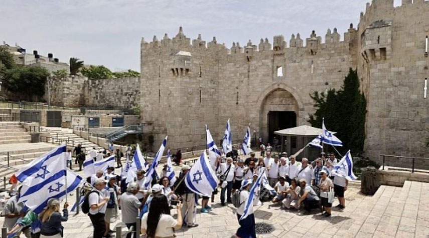 قطعان المستوطنين يستبيحون الحرم الأقصى