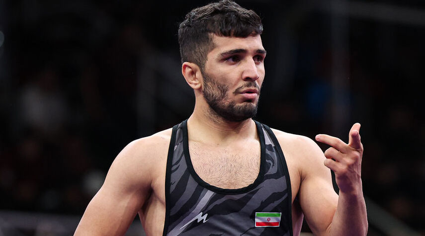 مصارع إيراني يفوز بالميدالية الفضية ببطولة المجر الدولية