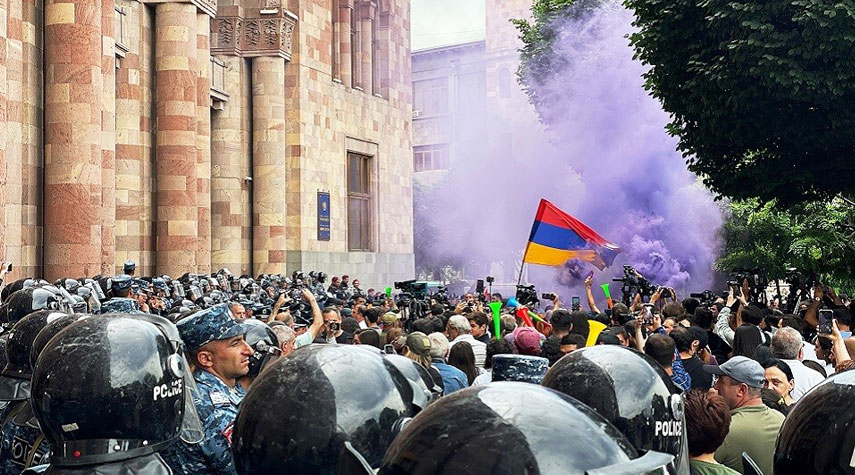 نحو 100 مصاب و100 محتجز في احتجاجات يريفان