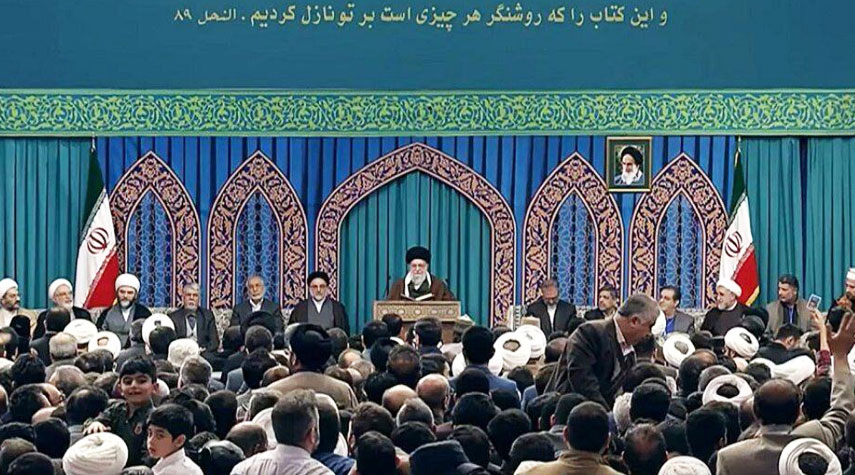 المشاركون في المسابقة الدولية للقرآن الكريم يلتقون قائد الثورة الاسلامية