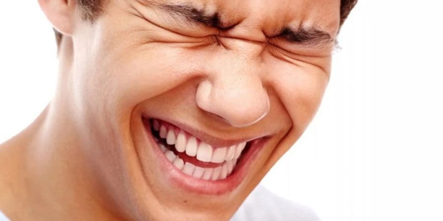 تعرف على آثار الضحك الإيجابية للجسم
