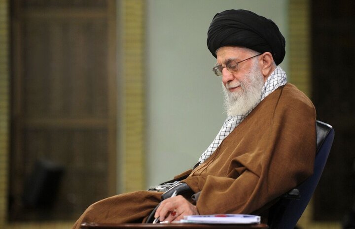قائد الثورة يعزي السيستاني بوفاة عقيلته