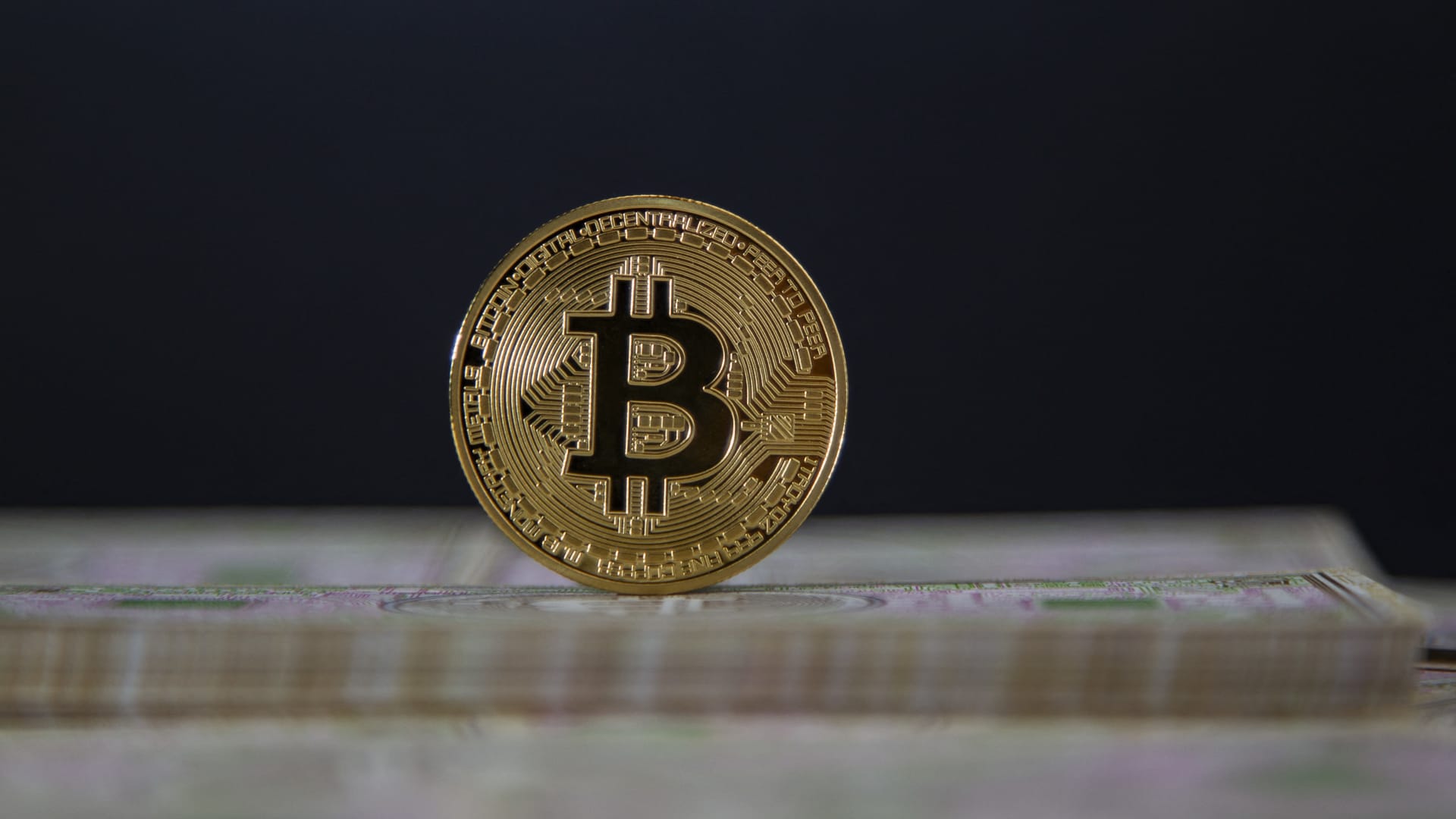 صعود «بيتكوين» إلى أعلى مستوياتها والسبب..!